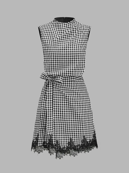Mini jurk met gingham ruitprint en kantafwerking in een schuine zijaanzicht