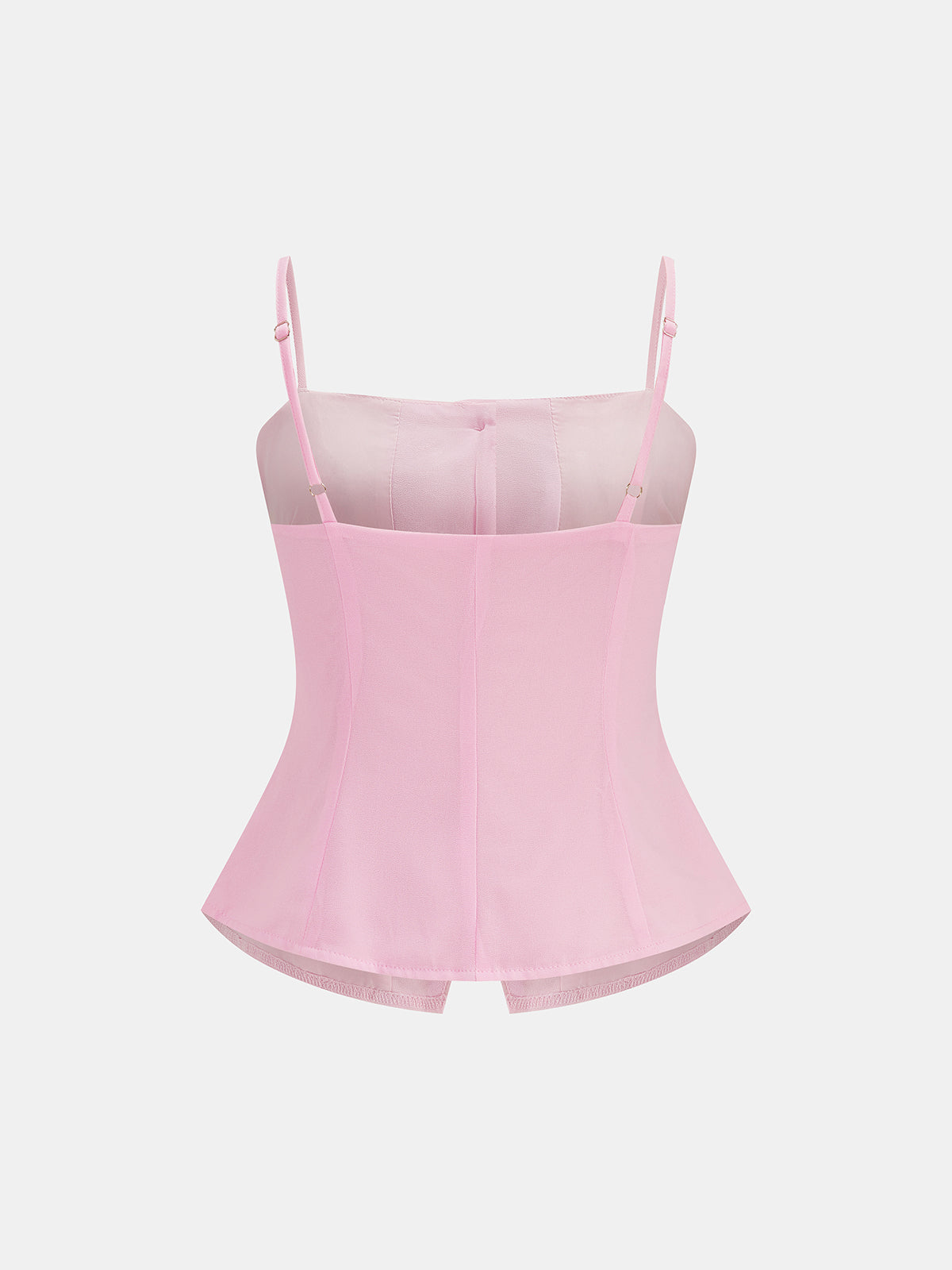 Detail van de camitop met knoopsluiting aan de voorkant van de dames rokset