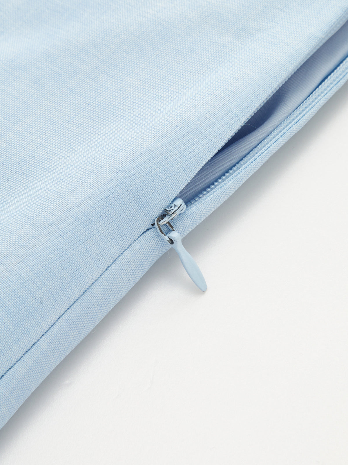 Close-up van de halter halslijn en crop top met geschulpte afwerking