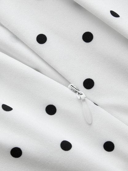 Detail van de dames maxi jurk met stippen en stofstructuur