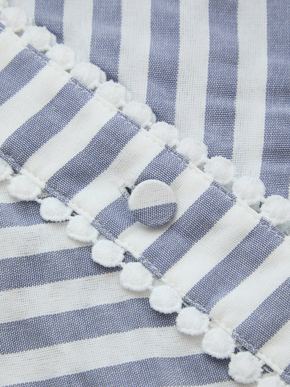 Detail van de gestreepte stof en halterhals van de midi jurk
