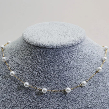 Dames sieraad met parels en een goudkleurige ketting