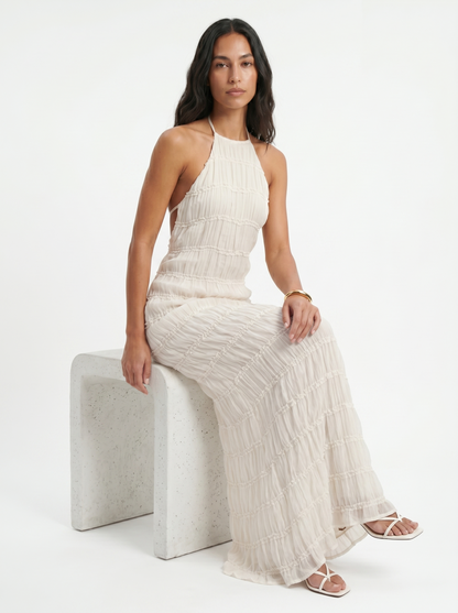 Achteraanzicht van de halter maxi jurk met elegante volantlagen