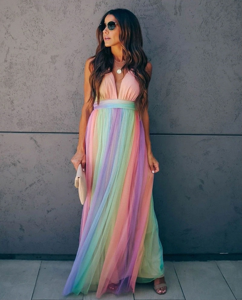 Meer kleurige mesh jurk voor dames met regenboogprint op witte achtergrond