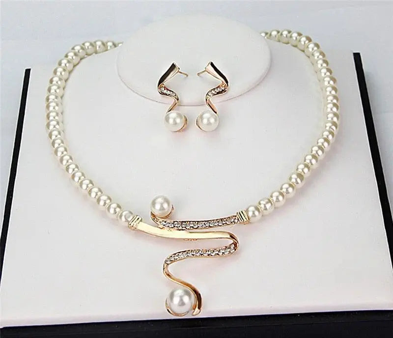 Detailweergave van de ketting met natuurlijke parels
