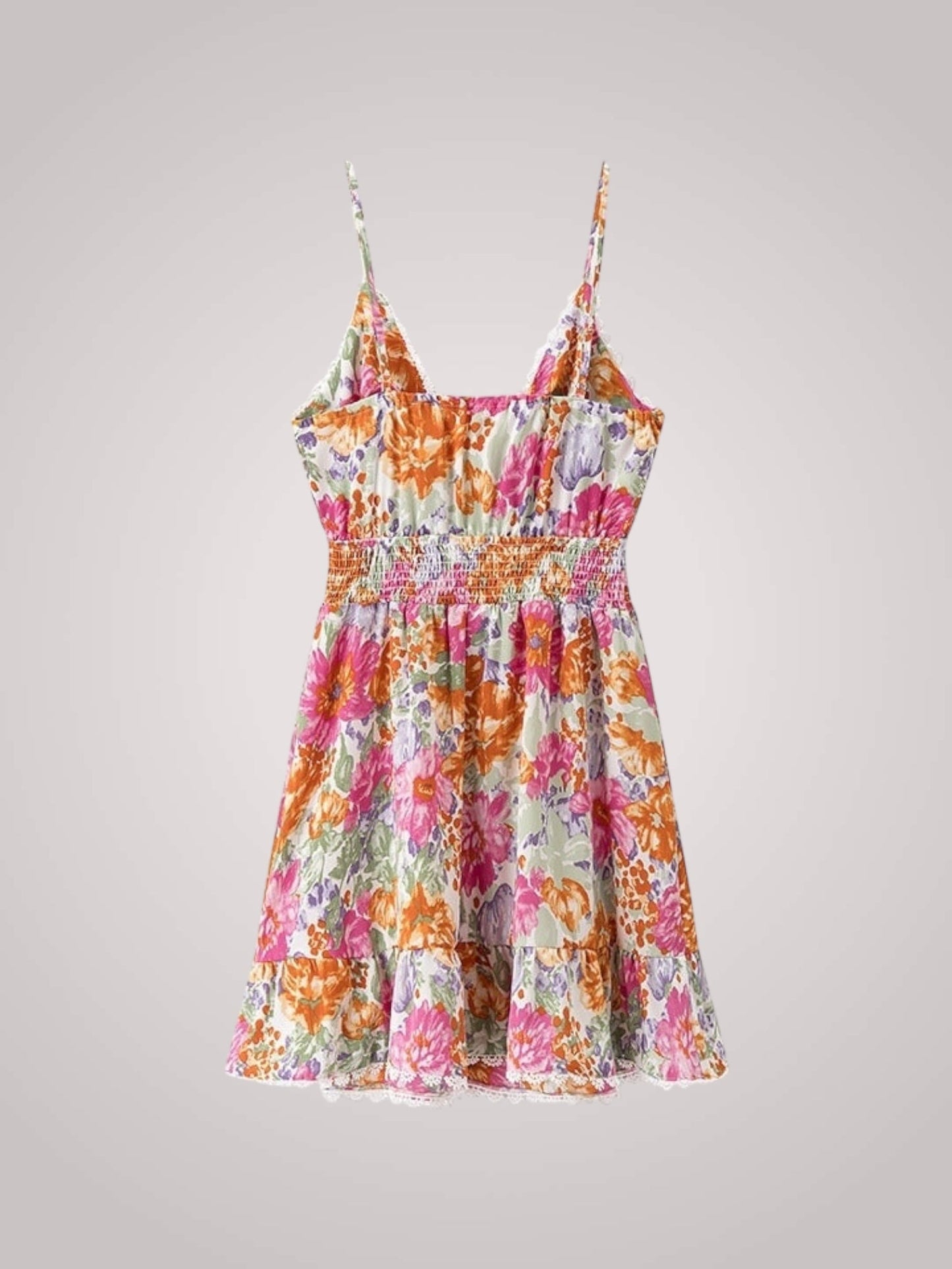 Mini jurk met bloemenprint en ruches gestyled voor een zomerse look