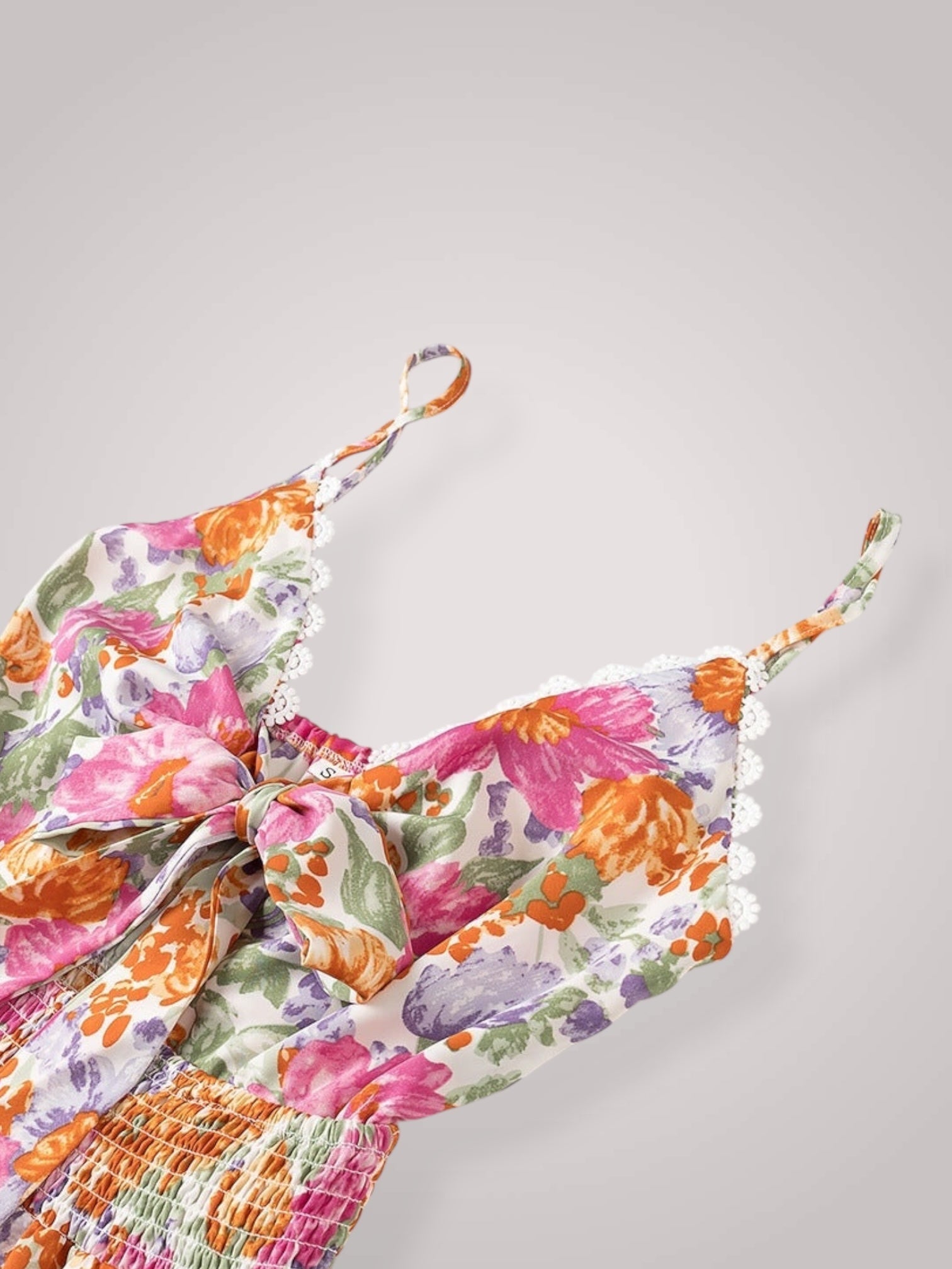 Dames mini jurk met bloemenprint en ruches in zijaanzicht