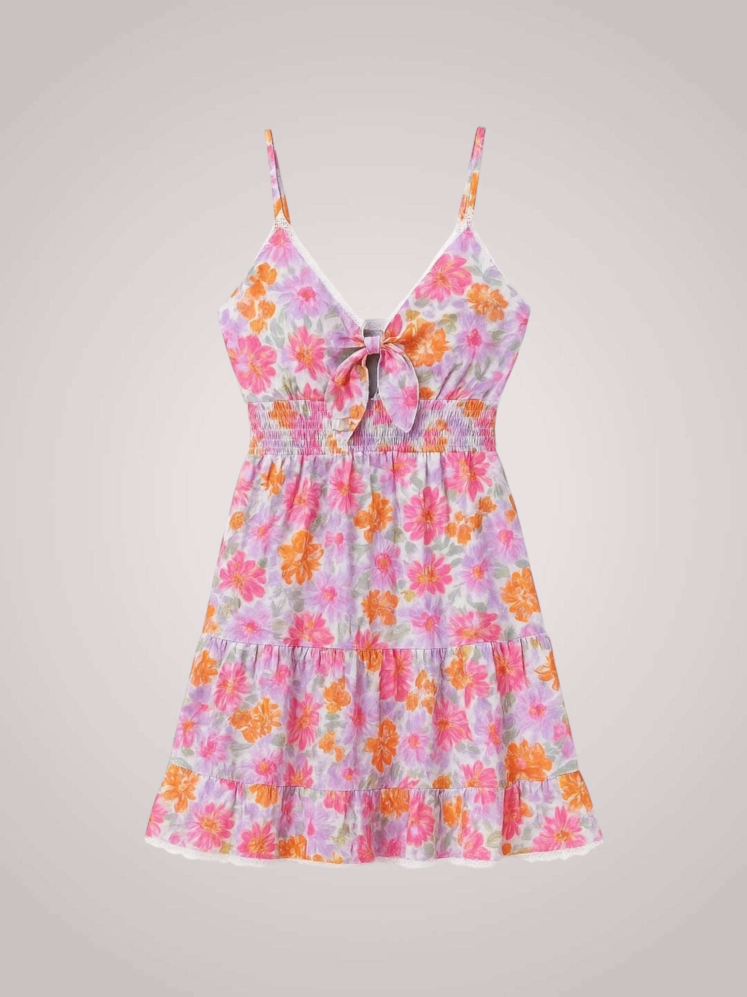 Model draagt mini jurk met bloemenprint en ruches