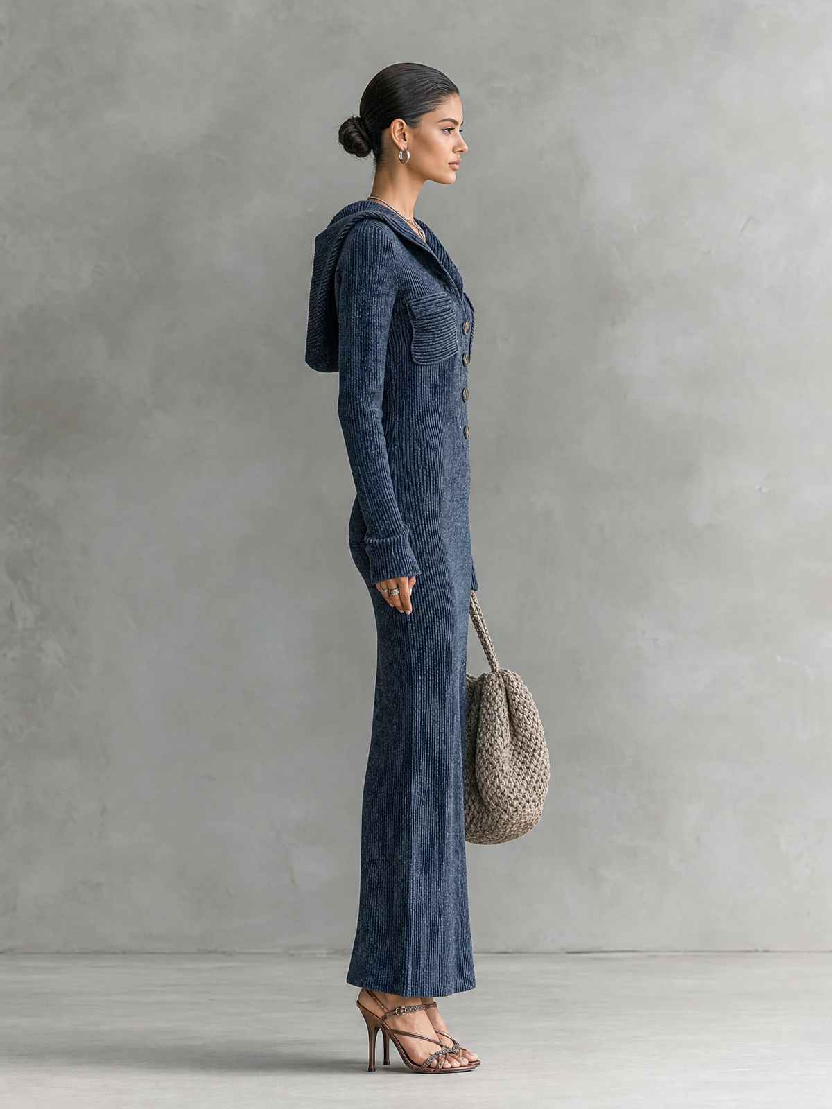 Dames maxi jurk met capuchon, bekeken vanaf de achterkant