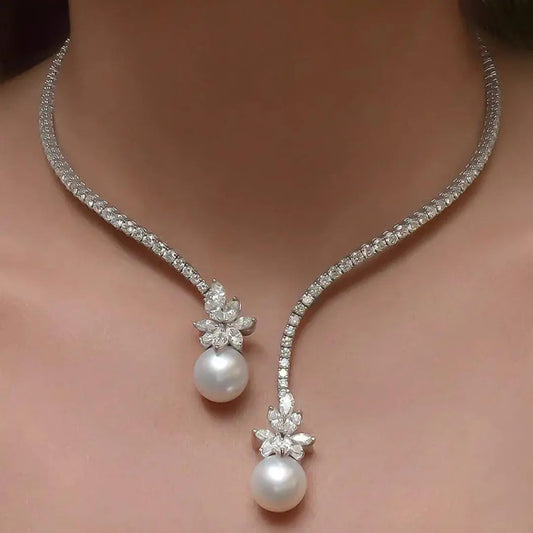 Damesketting van roestvrij staal met glanzende parels, elegant weergegeven op een lichte achtergrond