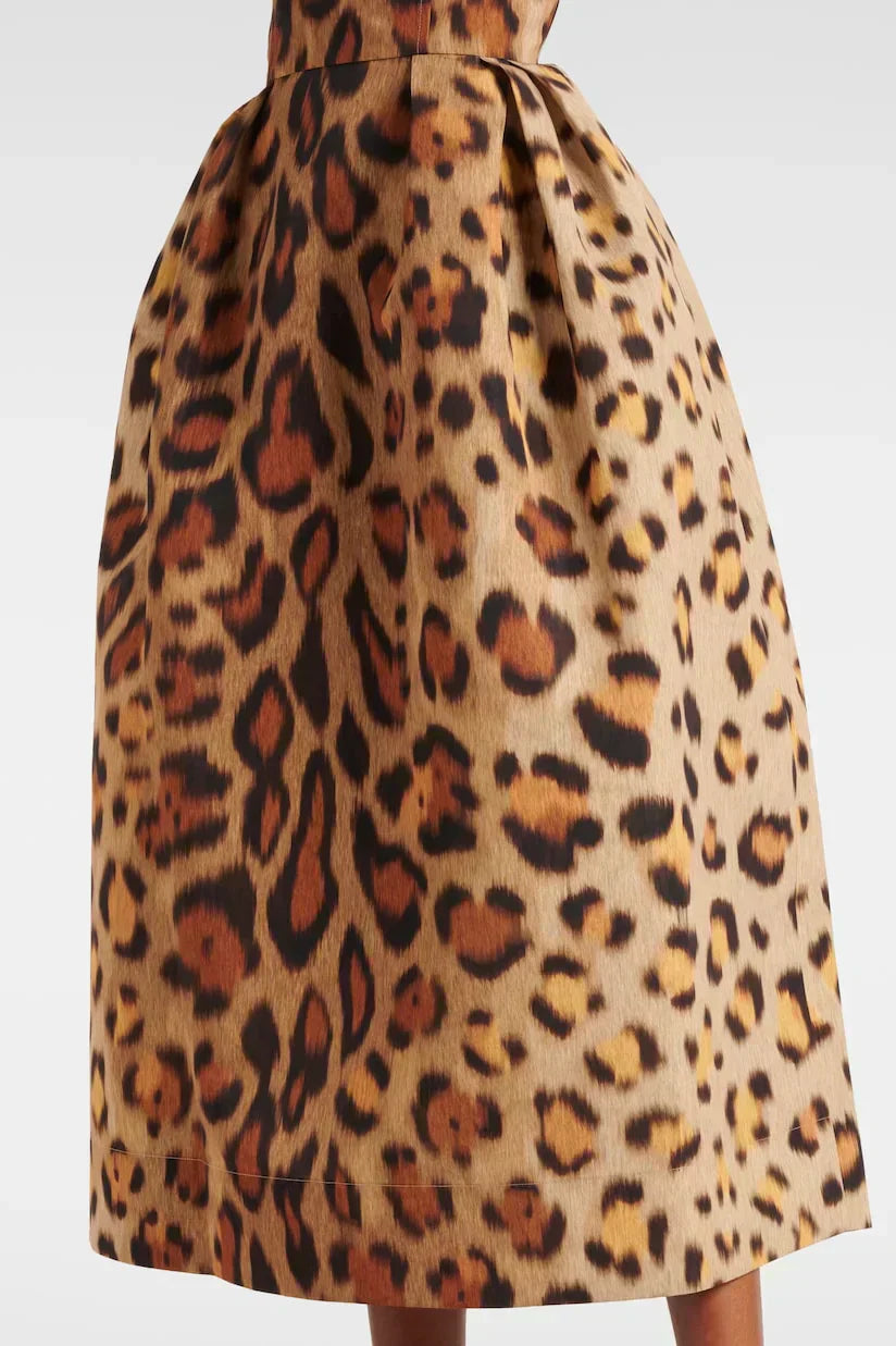 Detail van de luipaardprint en corsetpasvorm van de midi jurk
