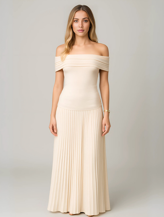 Damesmodel in een elegante geplooide maxi-jurk voor een bruiloft