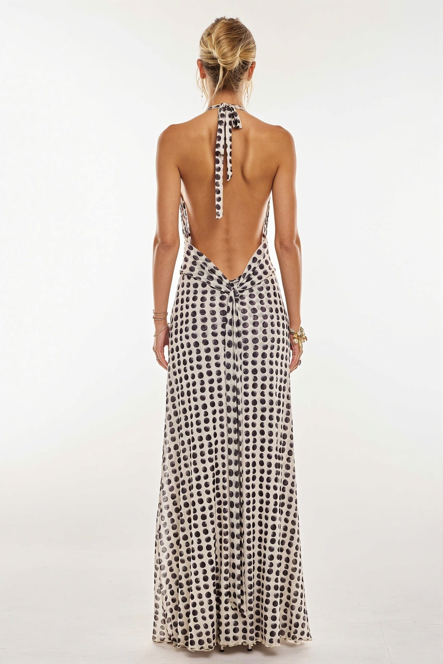 Detail van de open rug van de dames halter maxi jurk