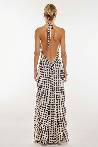 Detail van de open rug van de dames halter maxi jurk