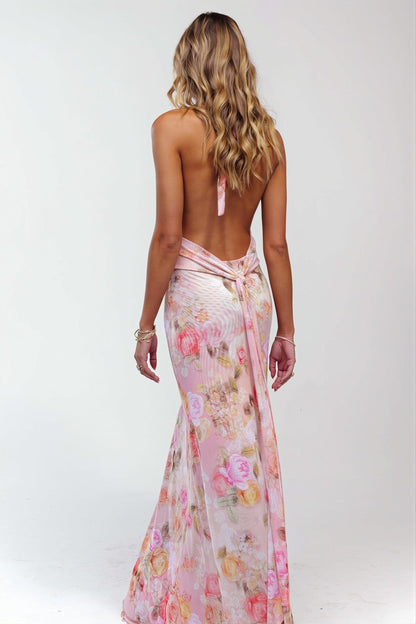 Dames halter maxi jurk met print en open rug schuin achteraanzicht