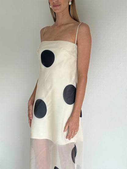 Detailbeeld van de stof en print van de dames strapless maxi jurk