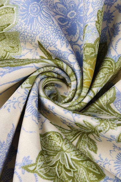 Dames maxi jurk met bloemenprint gedragen als elegante avondlook