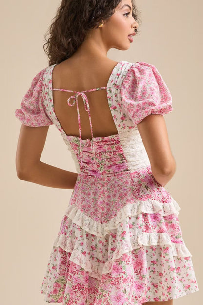 Minijurk met bloemmotief, kanten patchwork, V-hals en pofmouwen