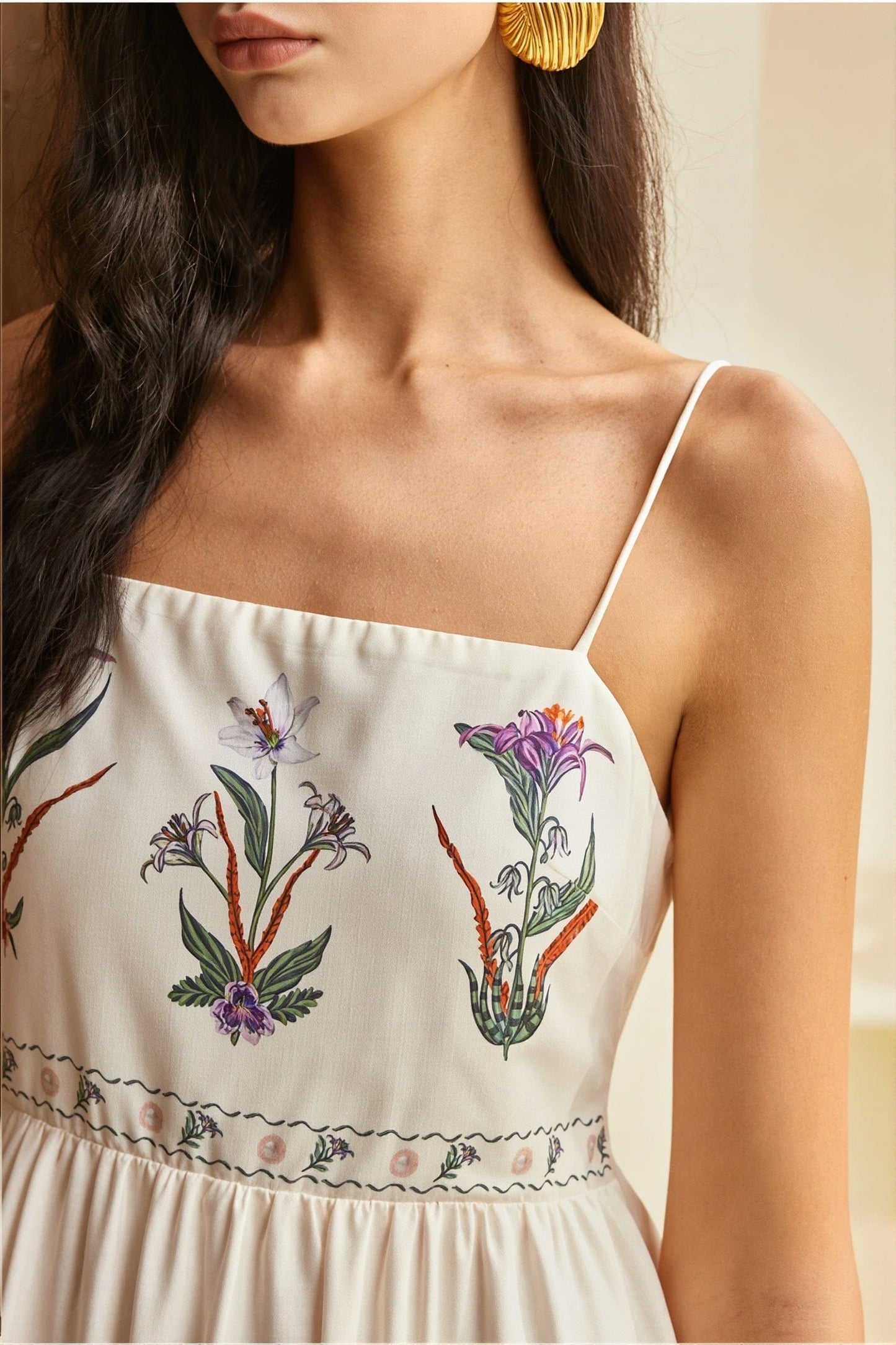 Detail van de bloemenprint en bandeau halslijn van de maxi jurk