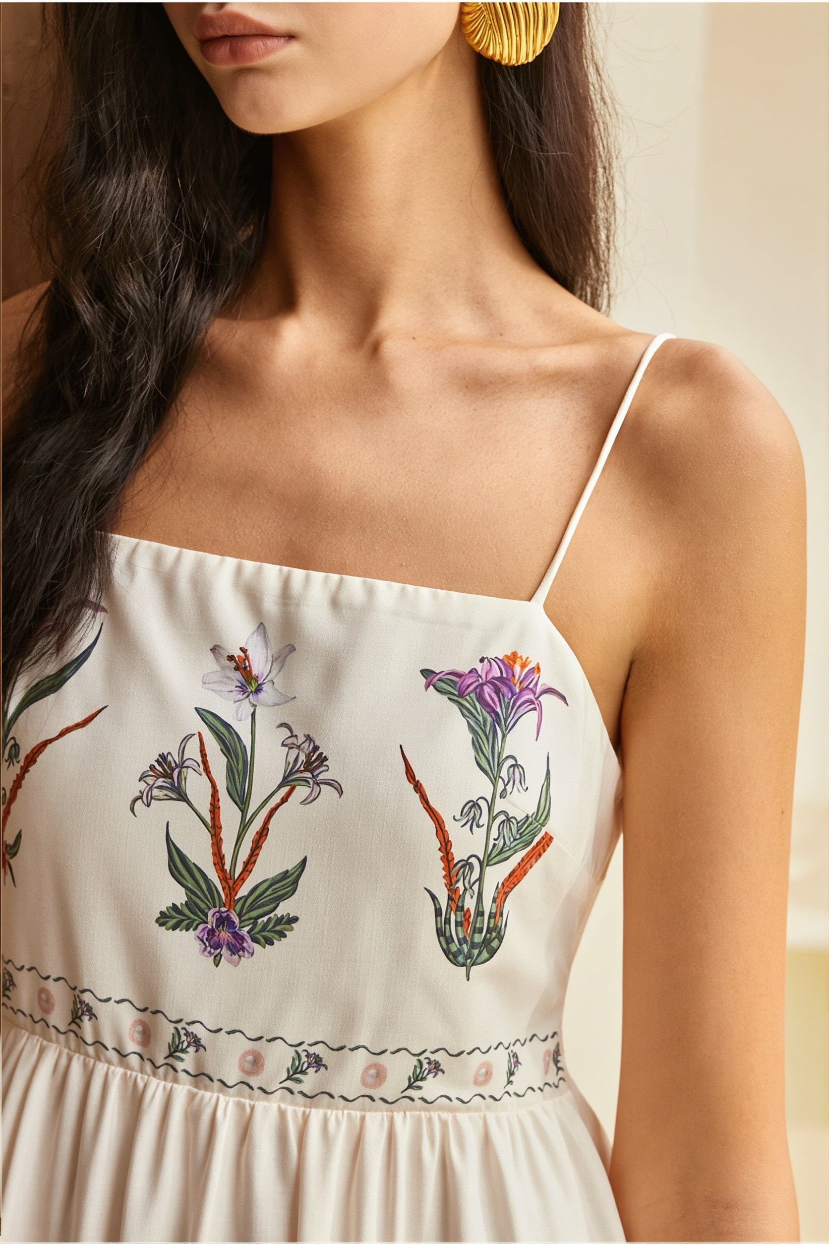 Detail van de bloemenprint en bandeau halslijn van de maxi jurk