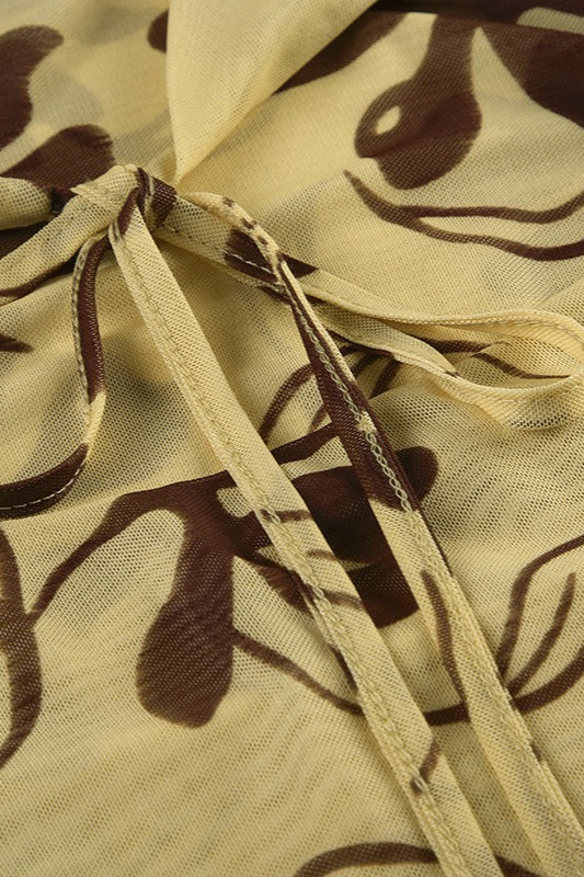 Dames halter mini jurk met bloemenprint gestyled als zomerse outfit