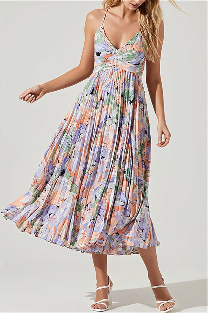 Detail van de bloemenprint en plissé van de dames midi jurk