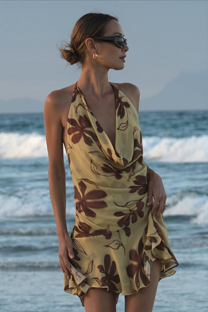 Dames halter mini jurk met bloemenprint en open rug, achteraanzicht
