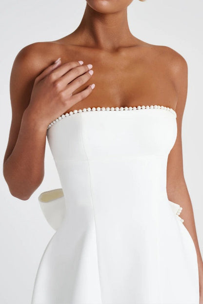 Bandeau mini jurk met open rug en grote strik aan de achterkant