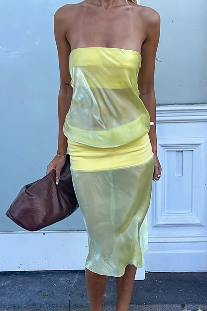 Model draagt strapless bodycon midi jurk in elegante feestlook