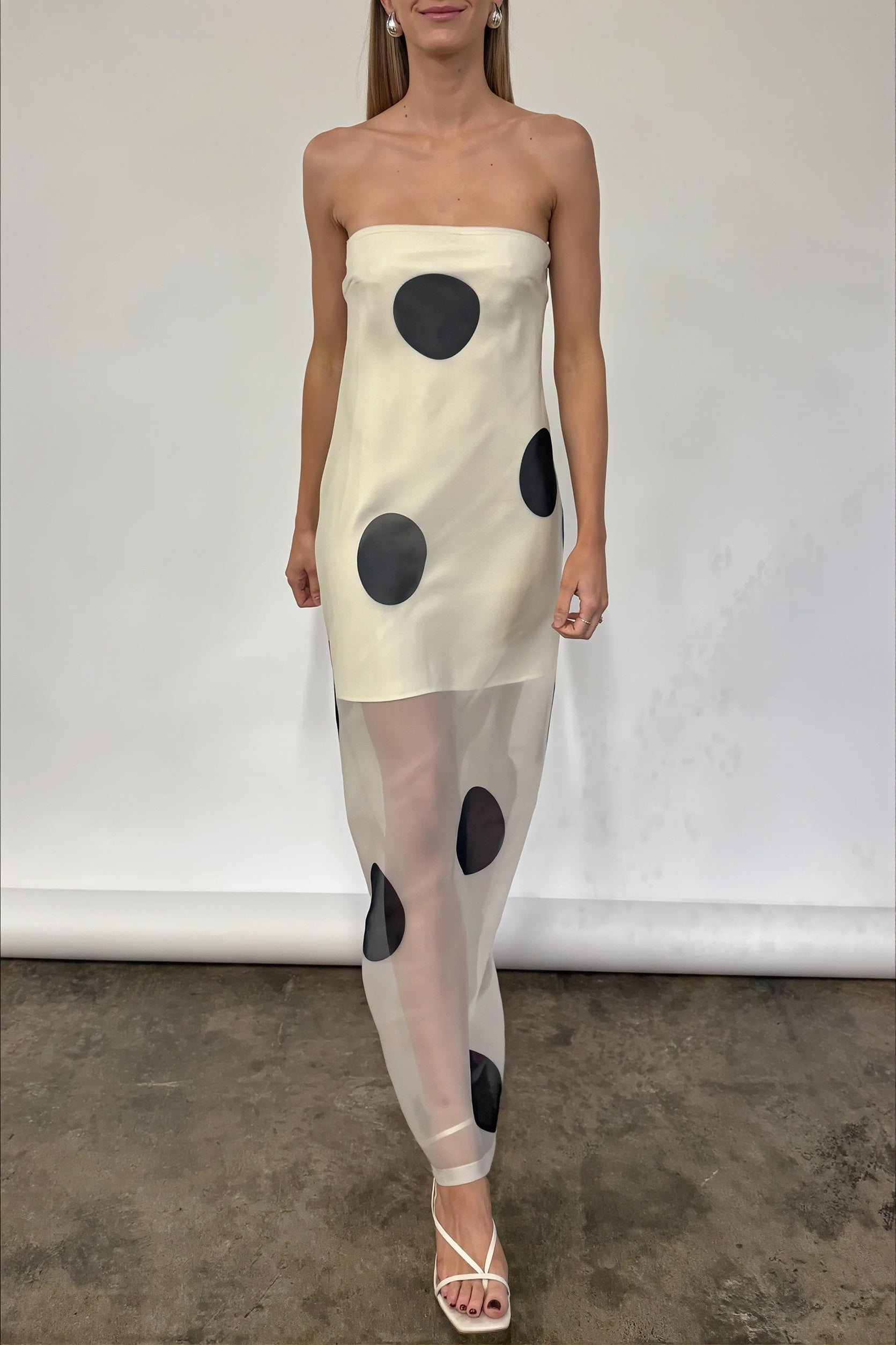 Damesjurk met stippenprint in maxi lengte gedragen in elegante pose