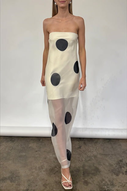 Damesjurk met stippenprint in maxi lengte gedragen in elegante pose