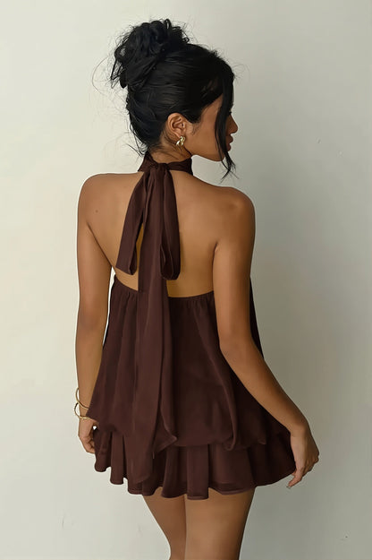 Close-up van de stof en afwerking van de dames mini jurk