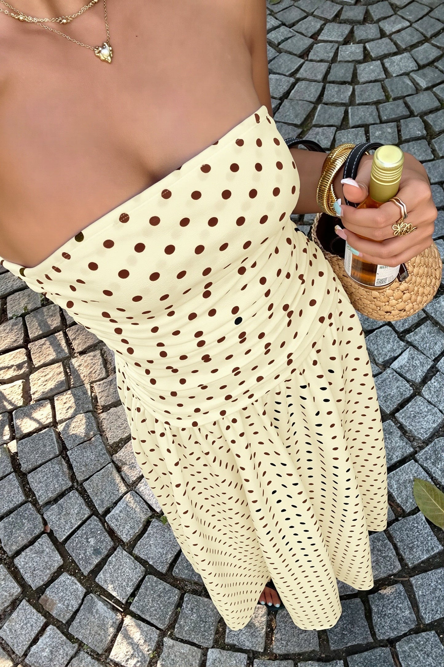 Dames strapless polkadot maxi jurk met ruches detail schuin van voren
