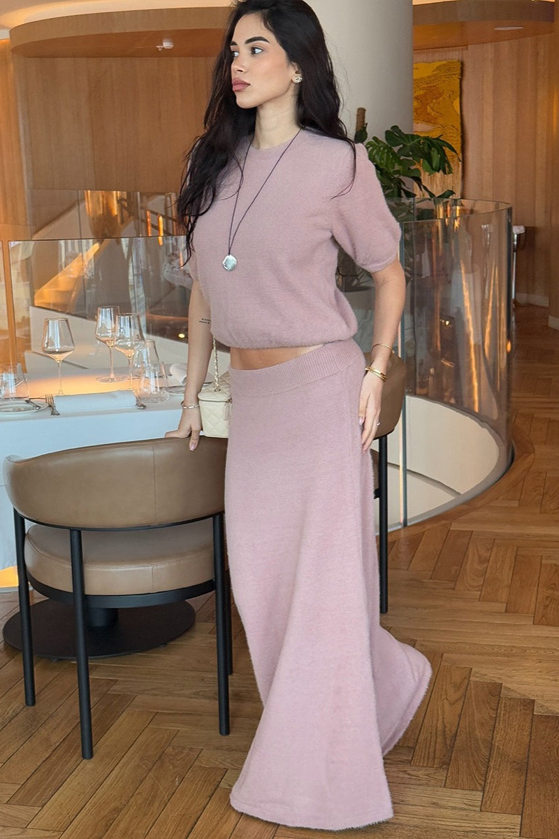 Tweedelige damesoutfit met gebreide top en lange rok