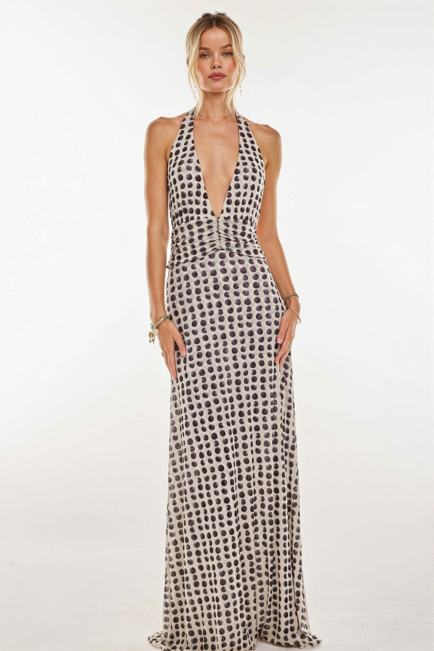 Detail van de halterhals en print van de dames maxi jurk