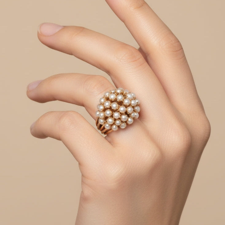 Close-up van een elegante ring met ingelegde parel en goudkleurige afwerking