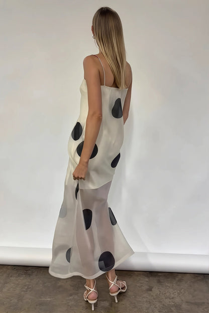 Volledige dames maxi jurk met stippenprint vanuit een licht schuine hoek