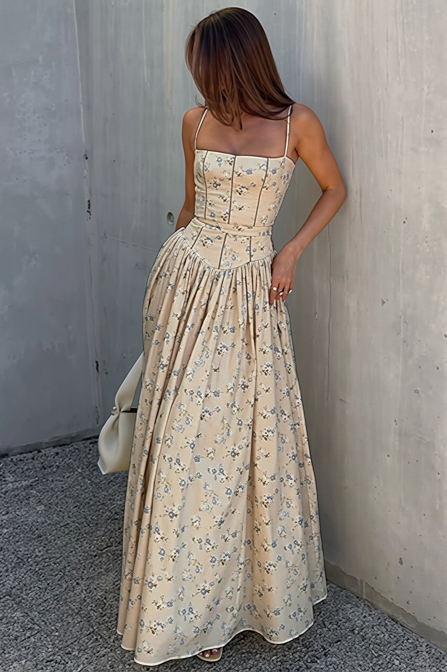 Detail van de bloemenprint en hoge taille van de maxi jurk voor dames