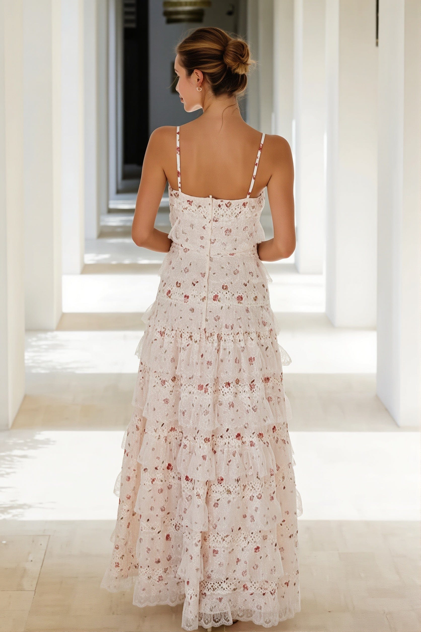 Dames maxi jurk met print en kantdetail, schuin van voren gefotografeerd