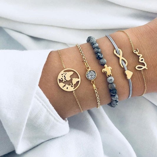 Grijze Armbanden Set Met Goude Tinten En Een Love Bedeltje