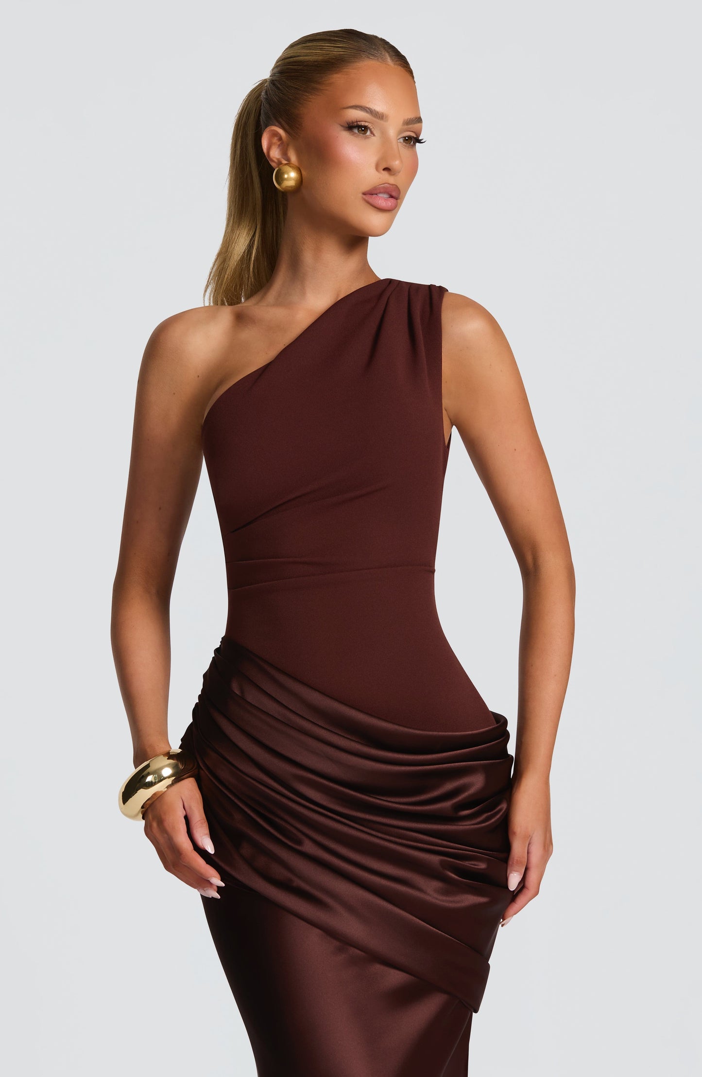 Maxi-jurk van satijncrepe met één schouder