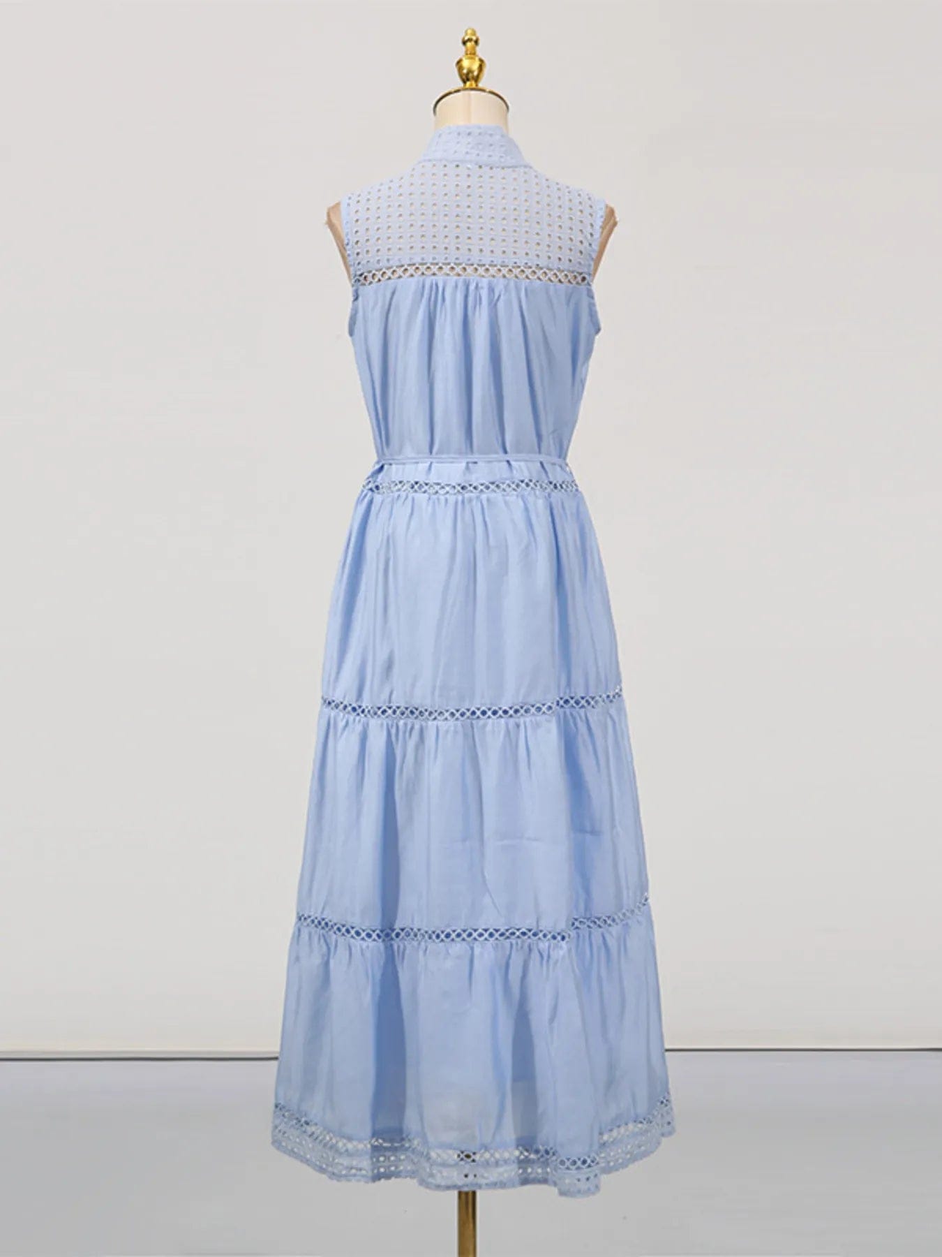 Mouwloze midi-jurk met oogjesstof en open details