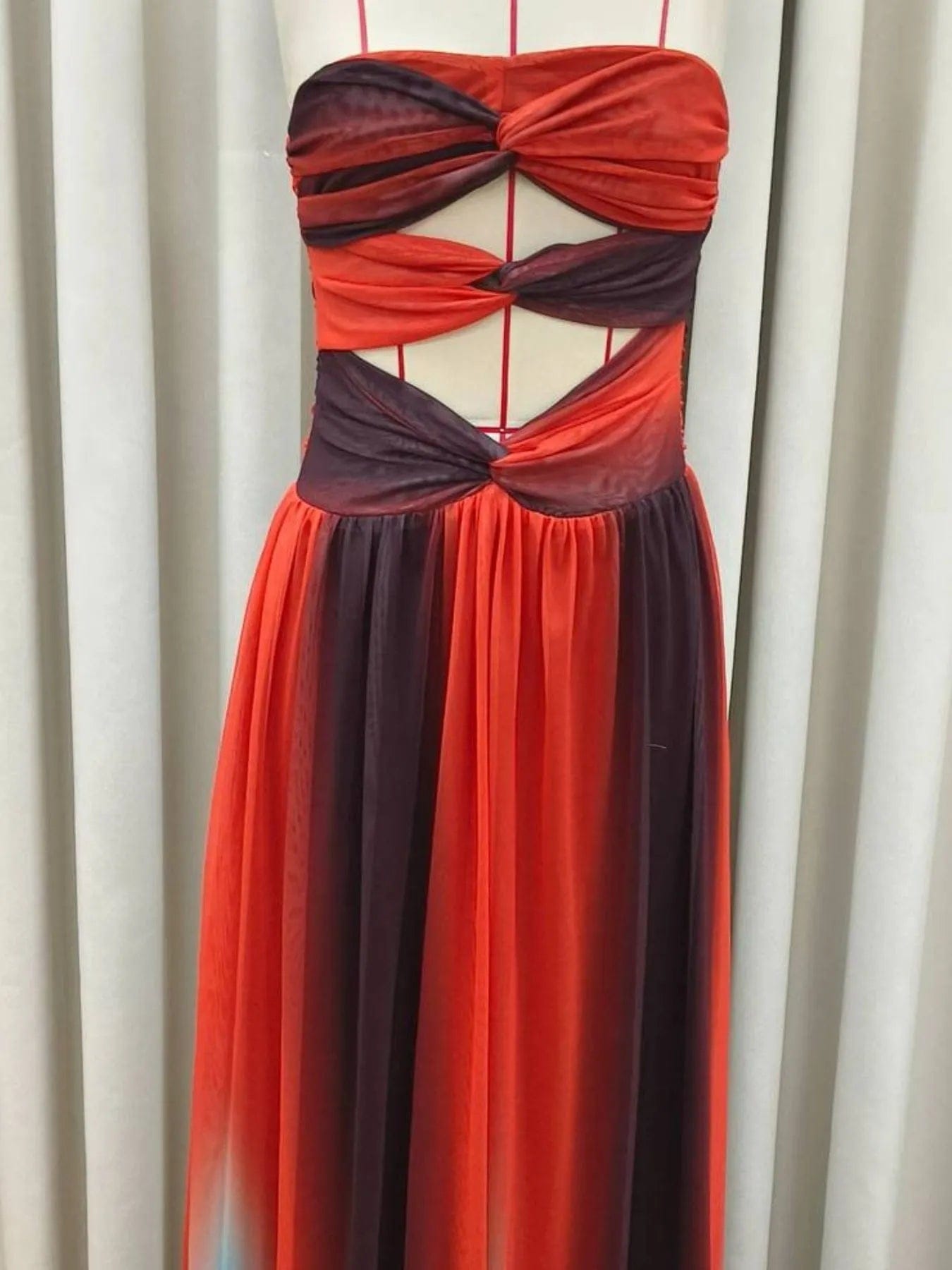 Strapless Maxi-jurk met gedraaide uitsnijding en regenboogverloop