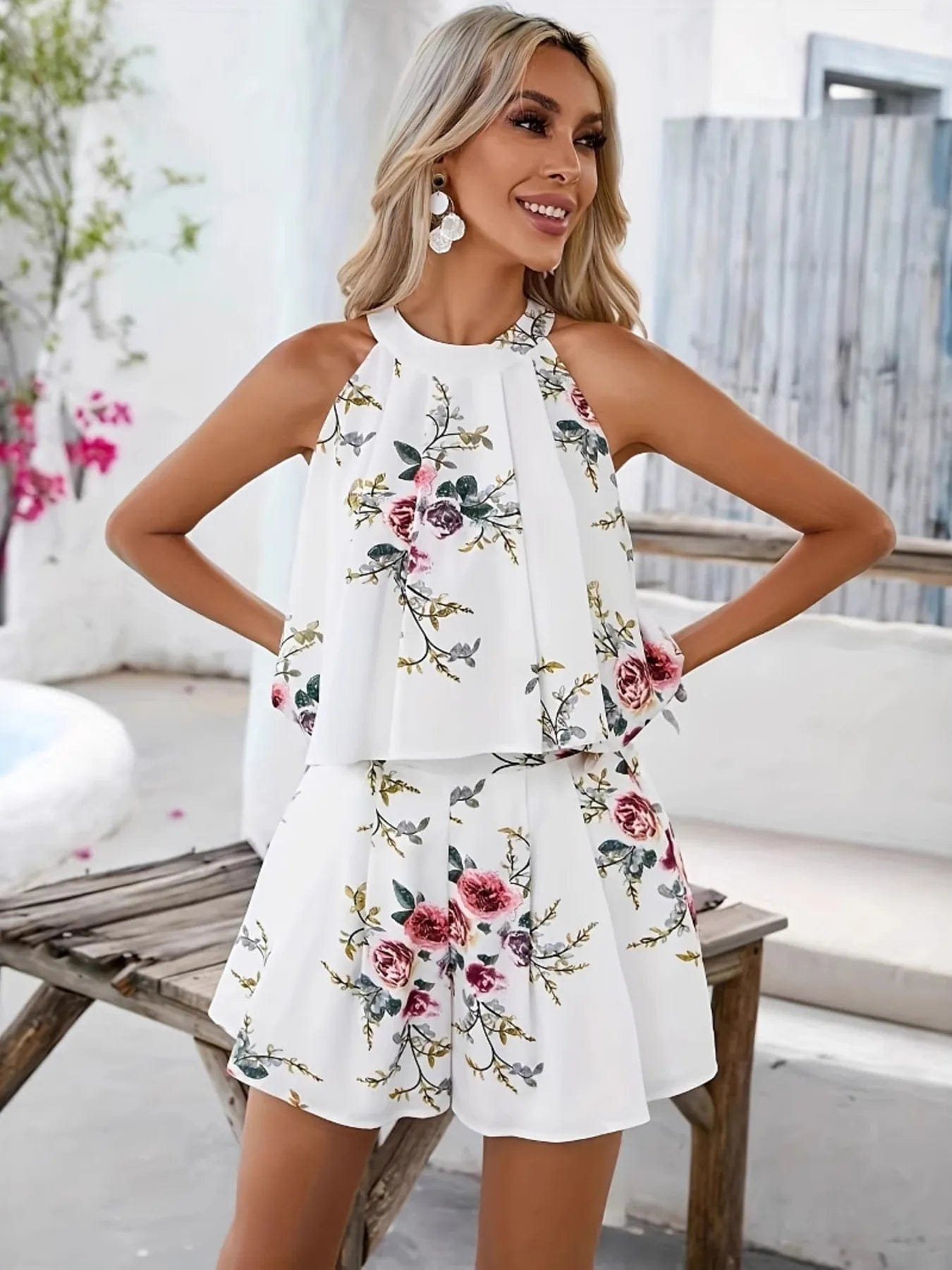 Witte zomerset met bloemenprint, ruches en halternek, tweedelig