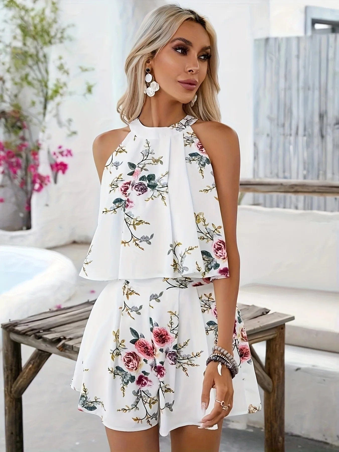 Witte zomerset met bloemenprint, ruches en halternek, tweedelig