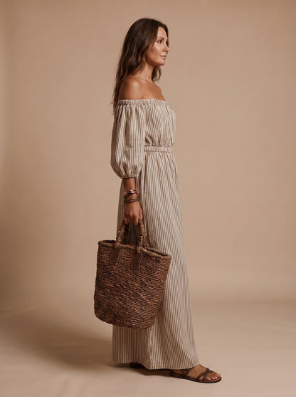 Zijaanzicht van de luchtige off-shoulder maxi-jurk voor dames.
