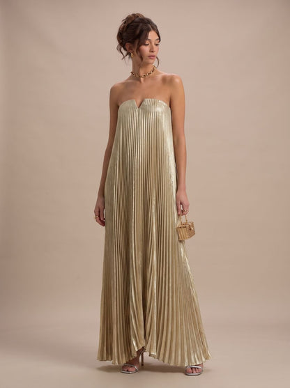Vooraanzicht van een strapless damesjurk met metallic glans